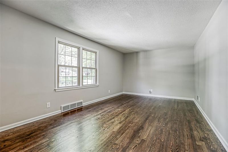 1009 E 108th Ter, Kansas City, MO 64131