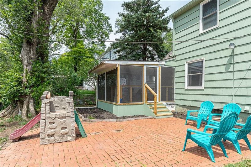 8902 Jarboe St, Kansas City, MO 64114