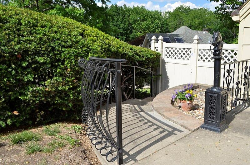3953 N Briarcliff Rd, Kansas City, MO 64116