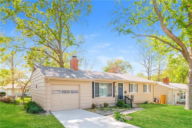 7136 Robinson St, Overland Park, KS 66204