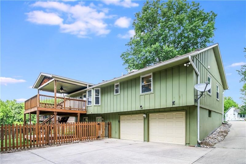 1912 Red Oak Ln NE, Blue Springs, MO 64029