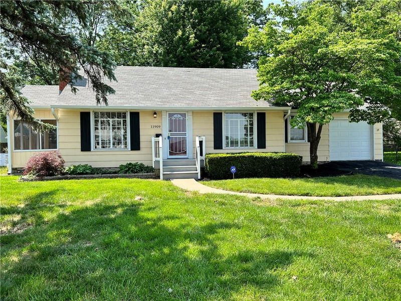 11909 E 43rd St, Kansas City, MO 64133