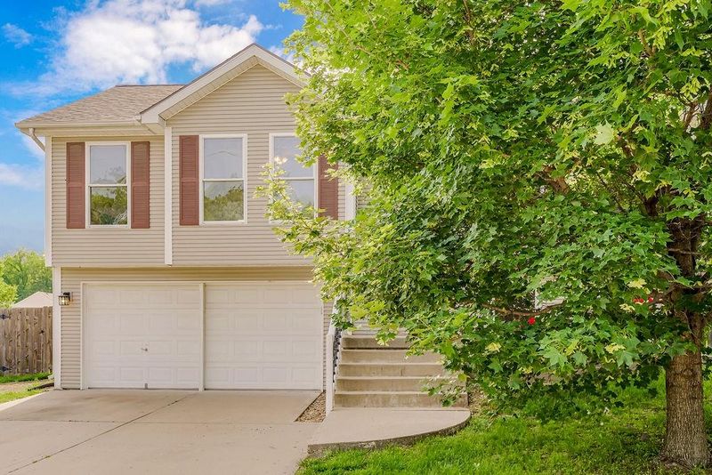 8104 NW 77th Ct, Kansas City, MO 64152