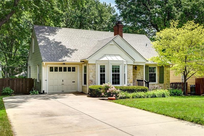 5317 Chadwick Rd, Fairway, KS 66205