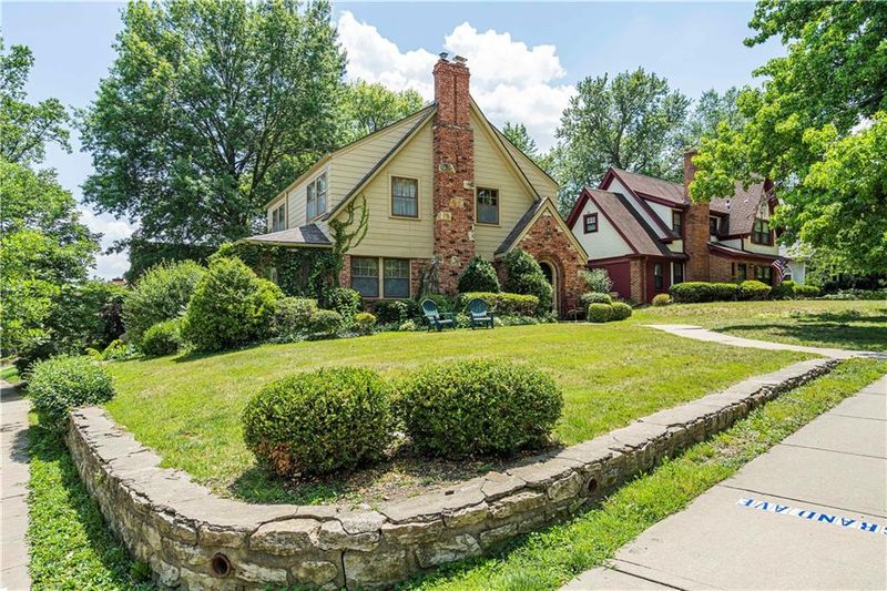 115 E Winthrope Rd, Kansas City, MO 64113