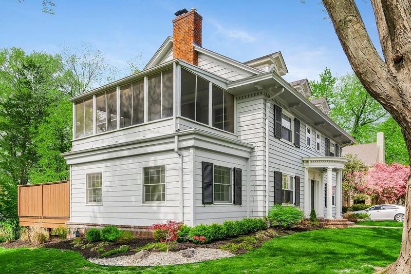 425 E 54 St, Kansas City, MO 64110
