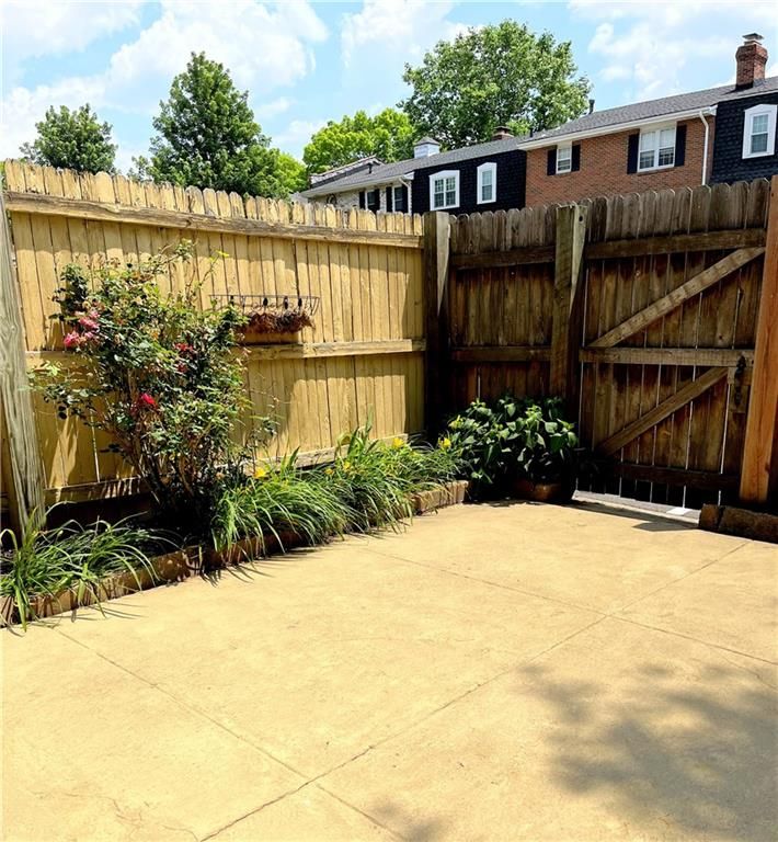 8620 W 84th St, Overland Park, KS 66212