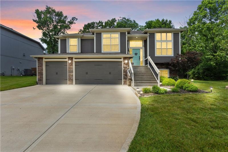 5008 NW Timberline Dr, Riverside, MO 64150