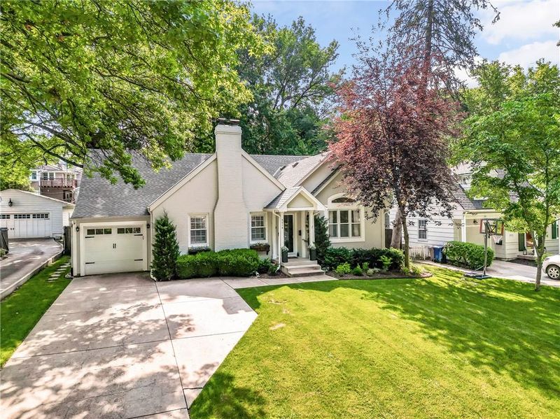 5519 Chadwick Rd, Fairway, KS 66205