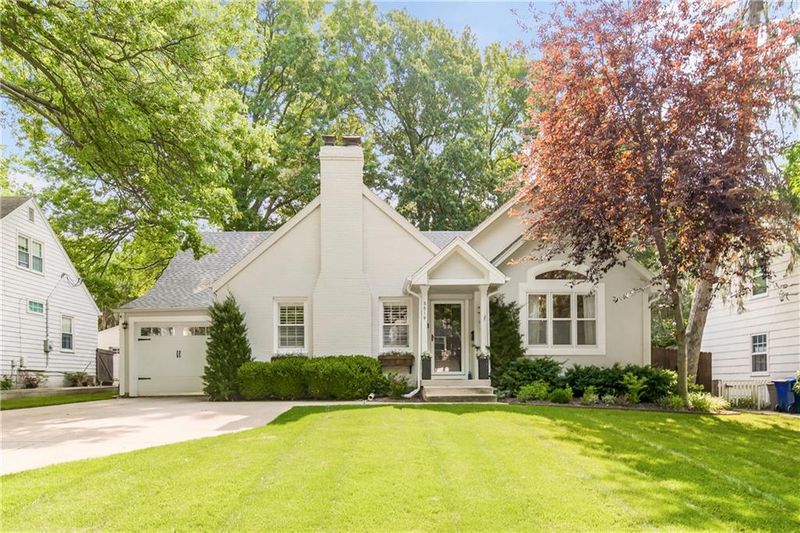 5519 Chadwick Rd, Fairway, KS 66205