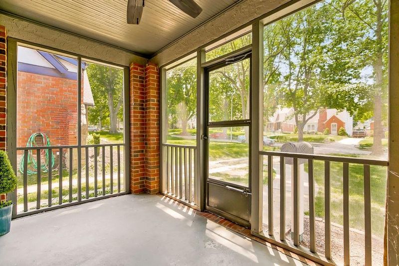 206 E 73rd Ter, Kansas City, MO 64114