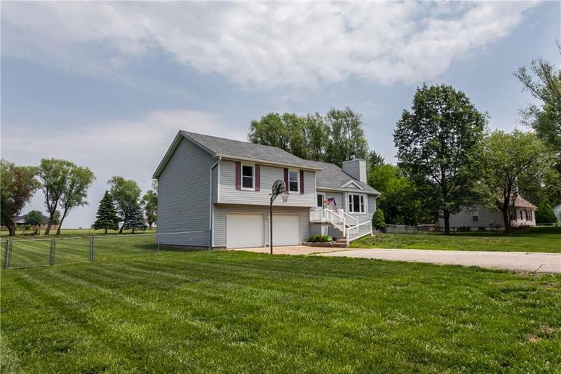 5740 W 201st St, Stilwell, KS 66085