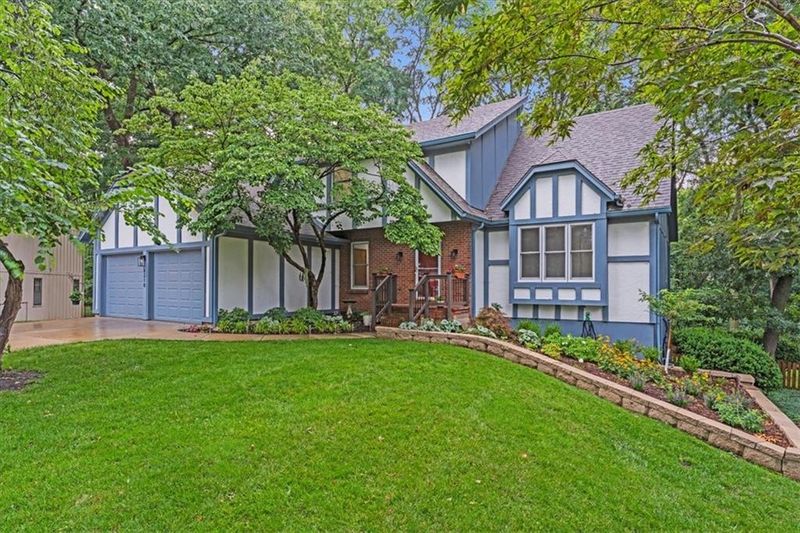 8318 Connell Dr, Overland Park, KS 66212