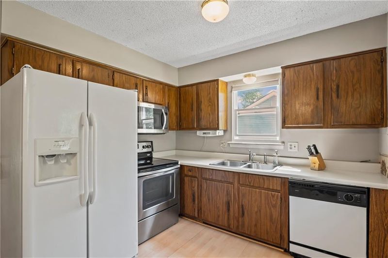 174 Lee Dr, Liberty, MO 64068