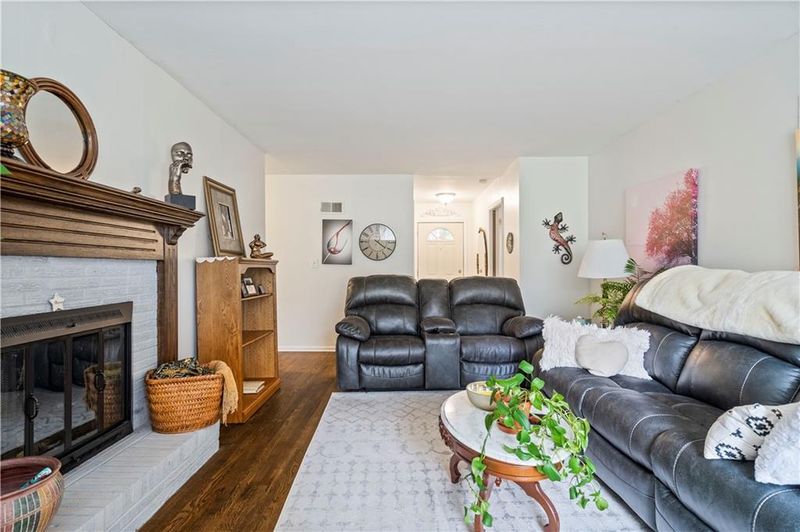 8610 Belleview Ave, Kansas City, MO 64114
