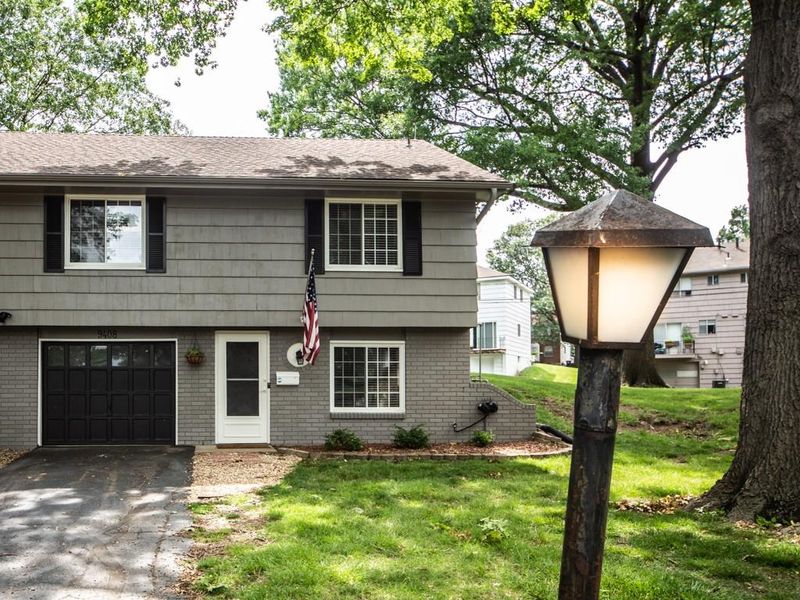 9408 Bluejacket Dr, Overland Park, KS 66214