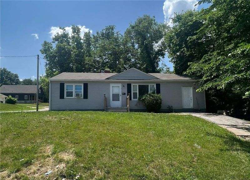 4017 E 55 St, Kansas City, MO 64130