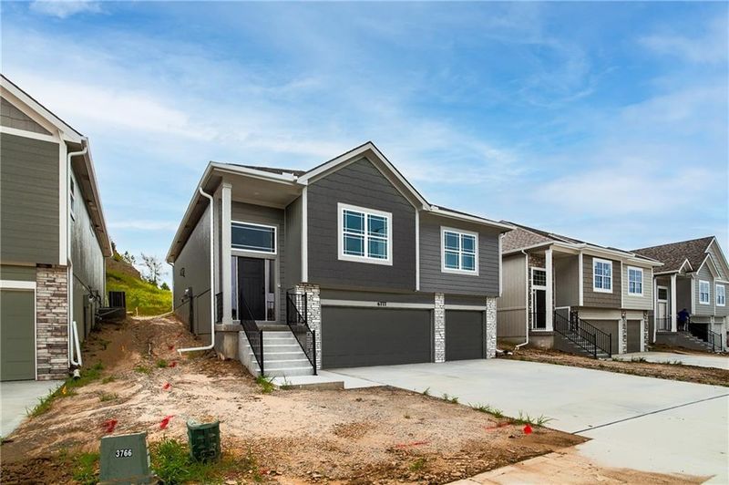 6777 Prairie Ln, Kansas City, MO 64152