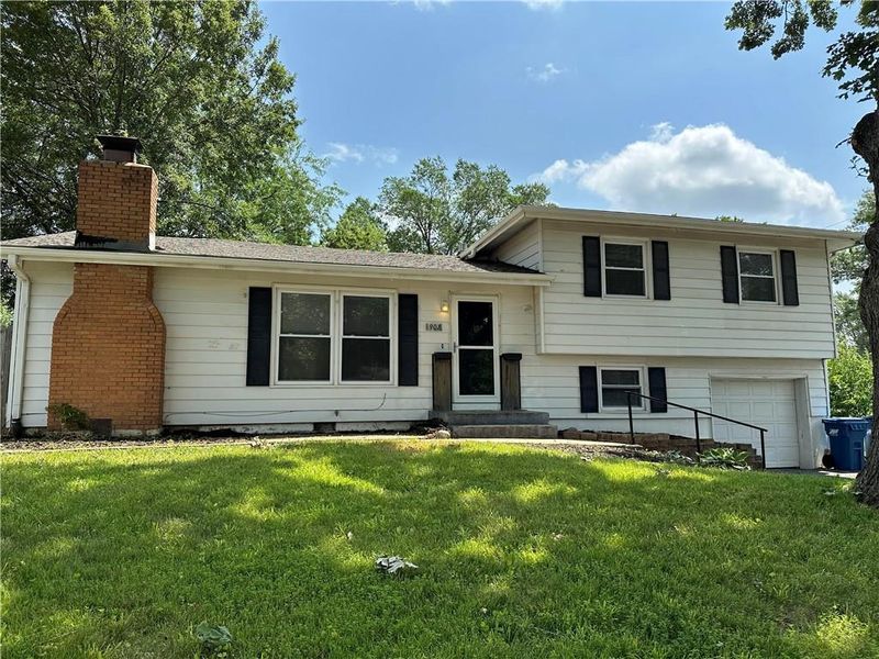 907 S Main St, Liberty, MO 64068