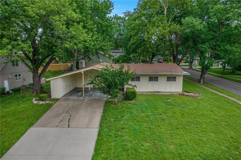 8325 Grant Ave, Overland Park, KS 66212