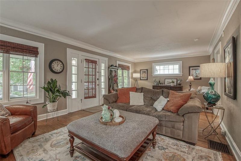5645 Cherry St, Kansas City, MO 64110