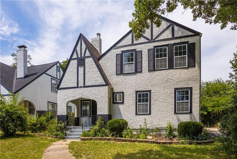 916 E Gregory Blvd, Kansas City, MO 64131