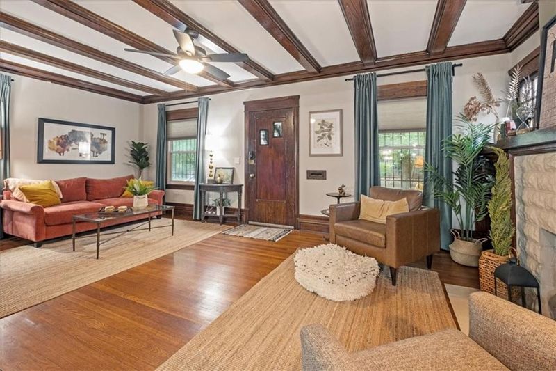 2915 Tracy Ave, Kansas City, MO 64109