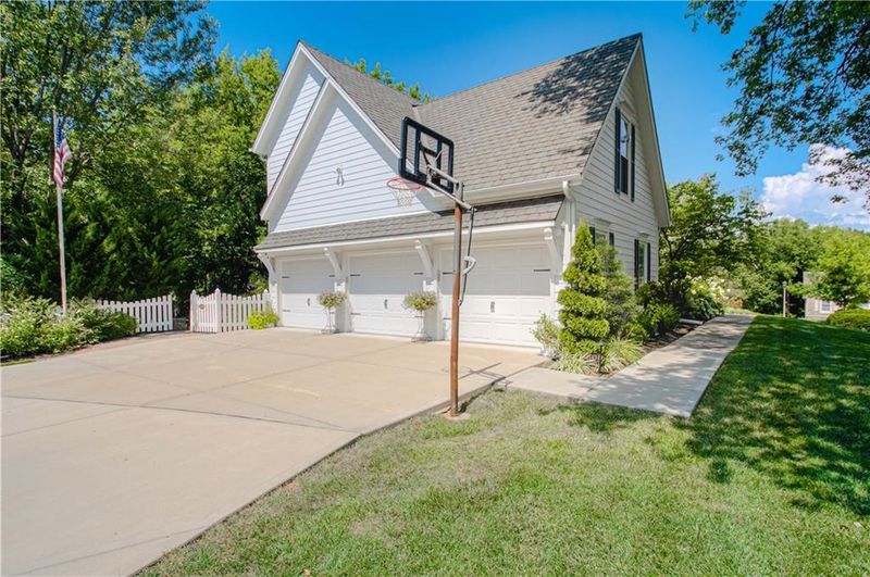 15634 Dearborn St, Overland Park, KS 66223