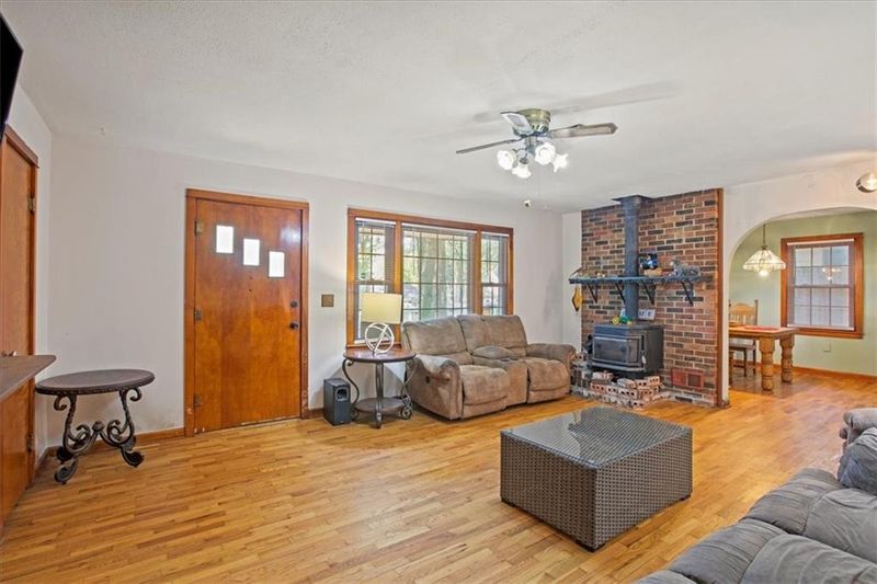 8621 E 32nd St, Kansas City, MO 64129