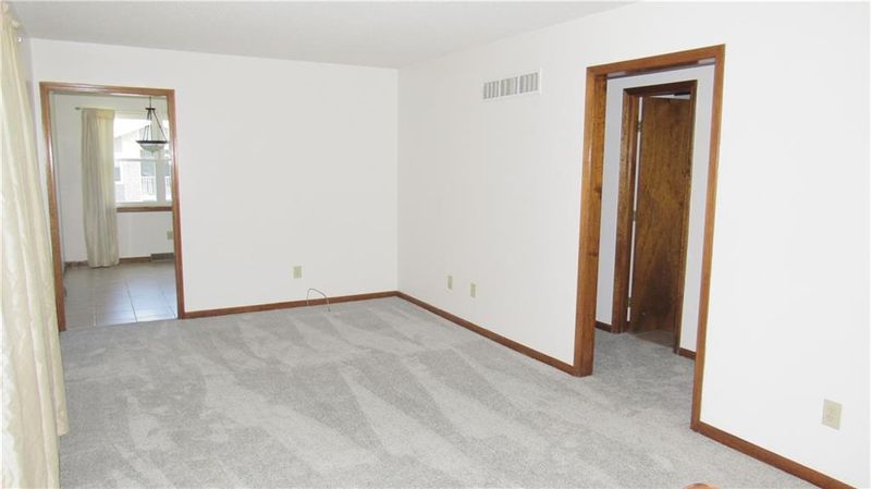 8712 N Hull Ave, Kansas City, MO 64154