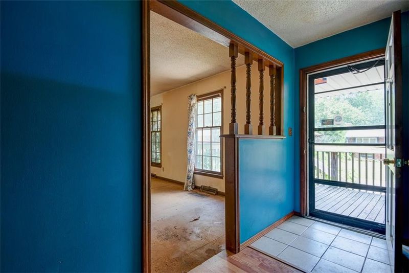 9401 Sycamore Ct, Kansas City, MO 64138