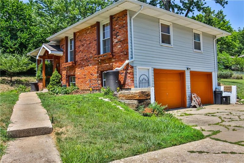 2904 E 107th Ter, Kansas City, MO 64137