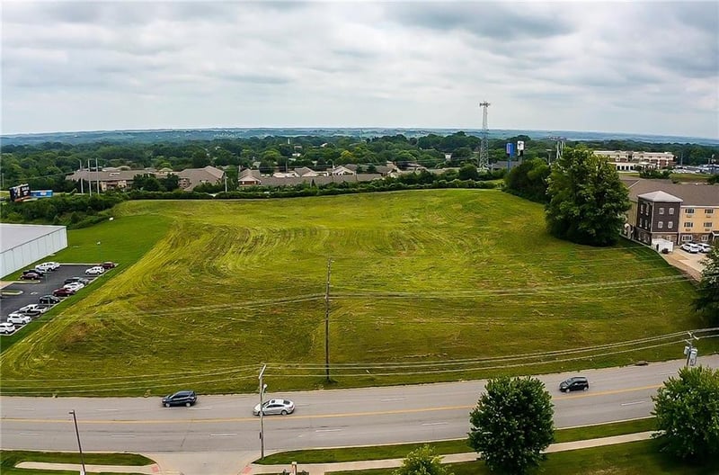 N Woodbine Rd, St Joseph, MO 64506
