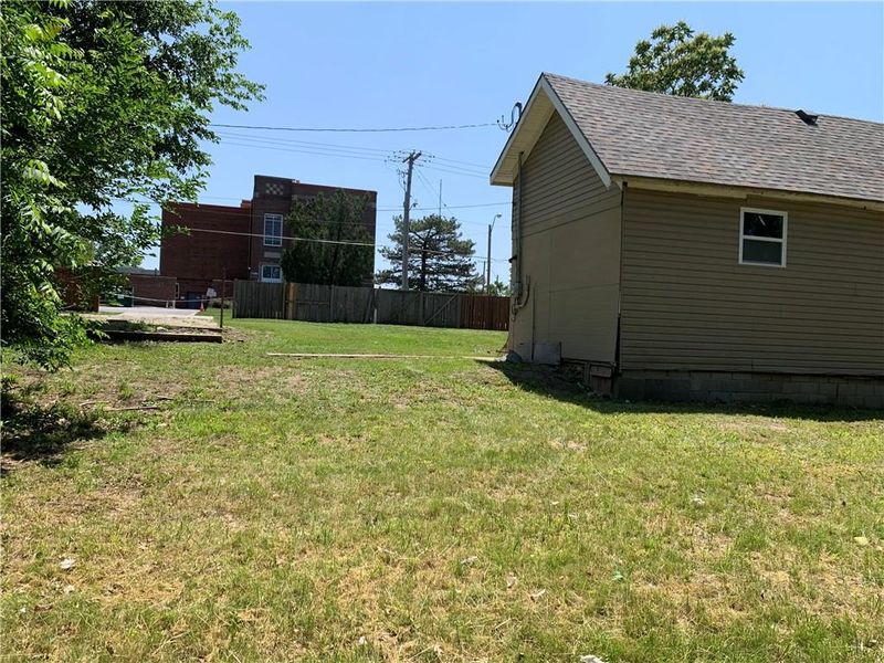 5043 Chestnut Ave, Kansas City, MO 64110