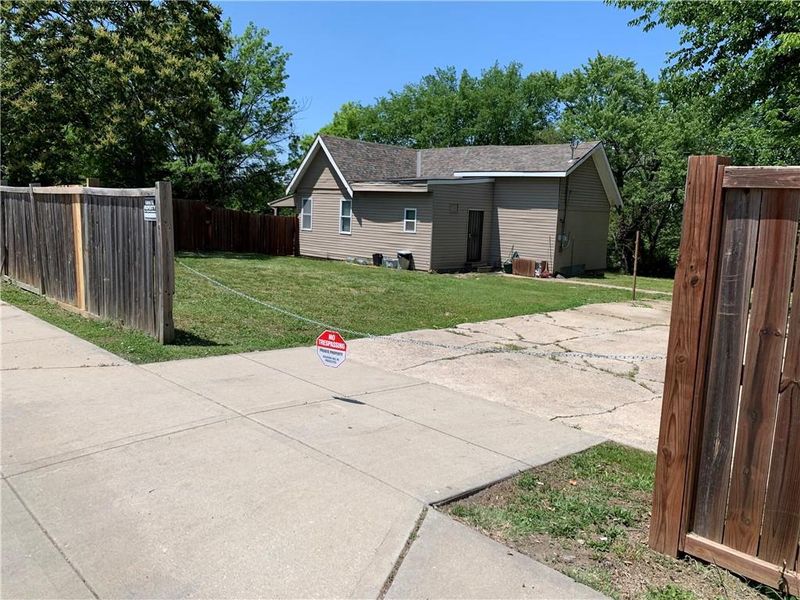 5043 Chestnut Ave, Kansas City, MO 64110