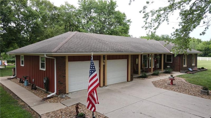 905 Wesley Cir, Raymore, MO 64083