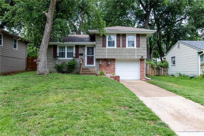 7912 51st St, Kansas City, MO 64119