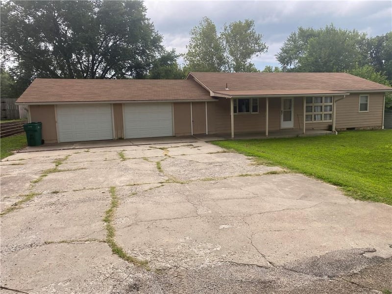 126 W Banks Ave, Burlingame, KS 66413