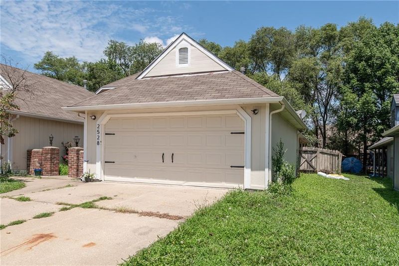 2528 Crestline Ct, Lawrence, KS 66047
