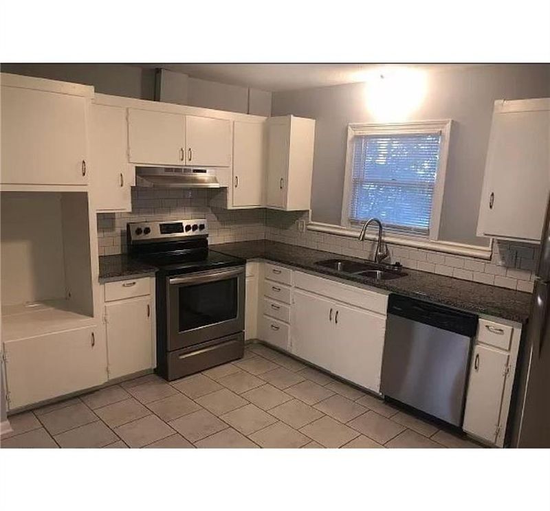 13320 6th St, Grandview, MO 64030