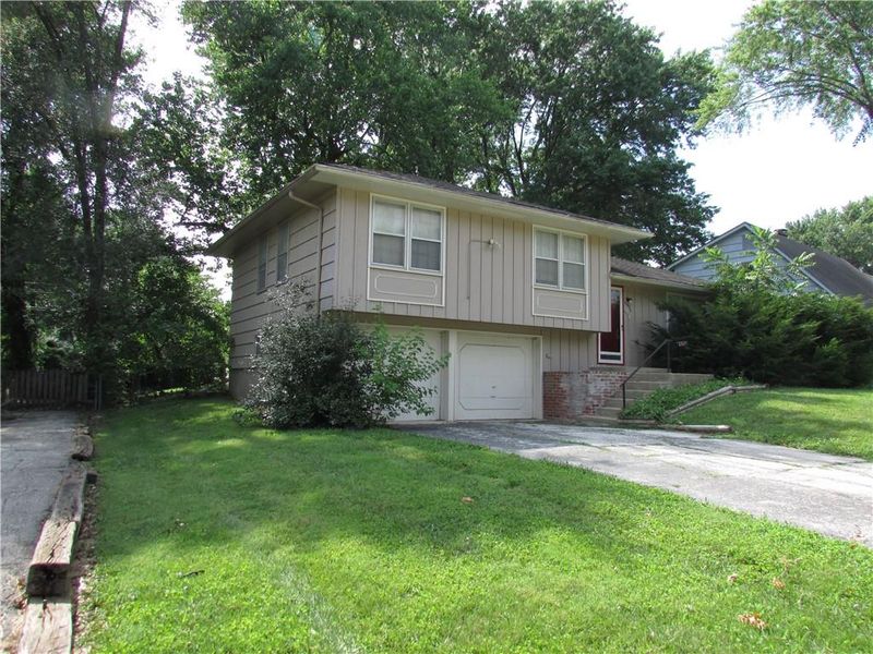 13620 Applewood Dr, Grandview, MO 64030