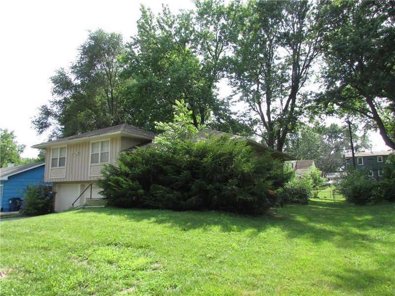 13620 Applewood Dr, Grandview, MO 64030