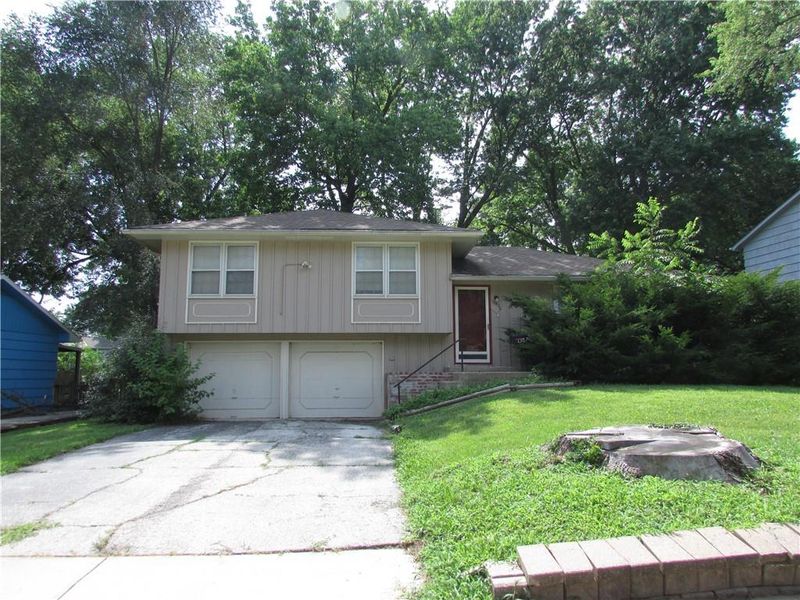 13620 Applewood Dr, Grandview, MO 64030