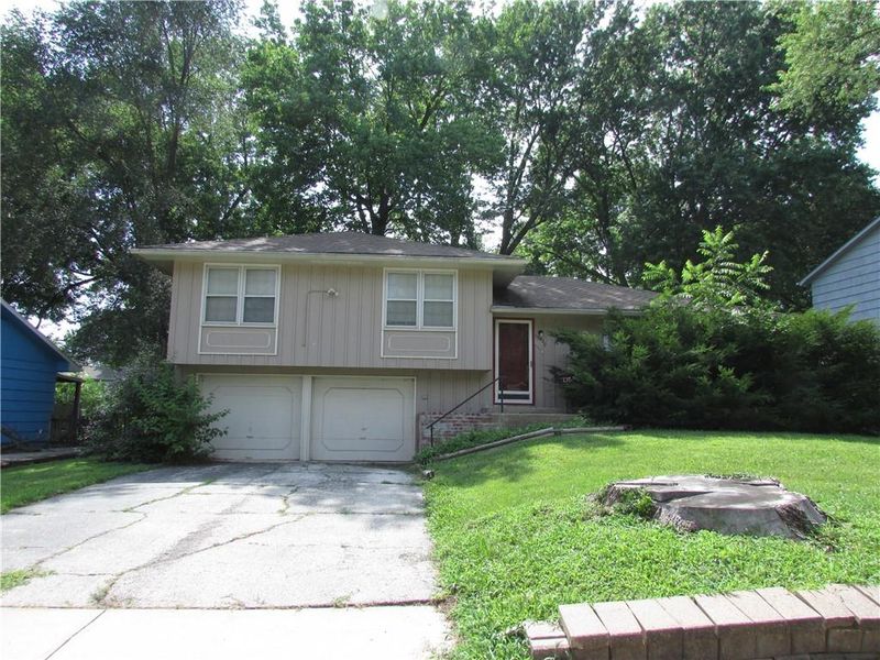 13620 Applewood Dr, Grandview, MO 64030