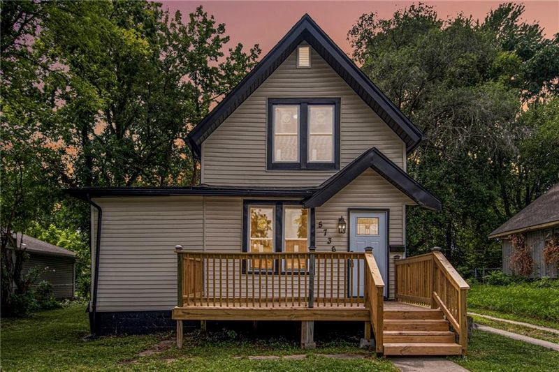 5736 Tracy Ave, Kansas City, MO 64110