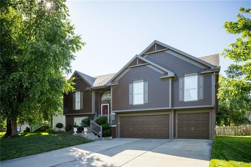 1745 SE Embassy Dr, Lee's Summit, MO 64081