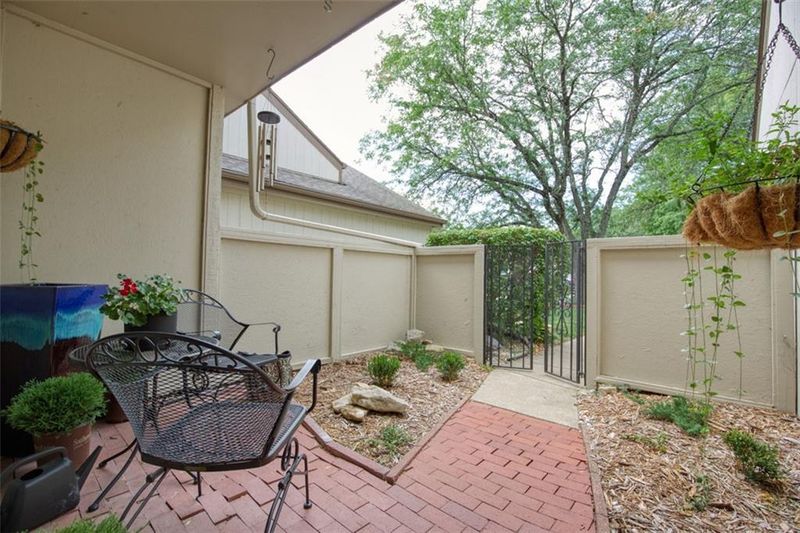 702 E 122nd St, Kansas City, MO 64146