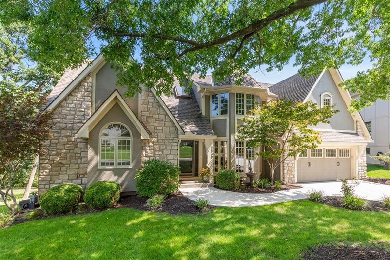 2549 NW Bent Tree Cir, Lee's Summit, MO 64081