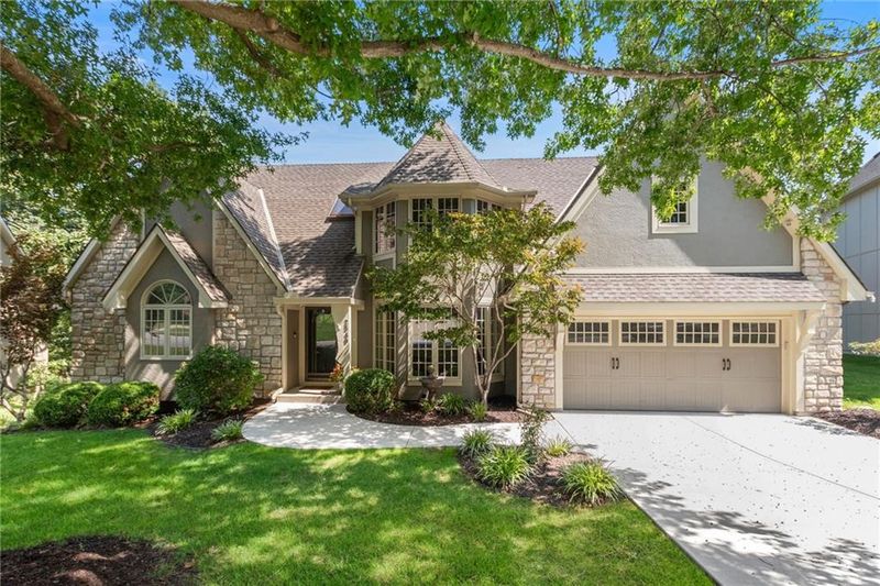 2549 NW Bent Tree Cir, Lee's Summit, MO 64081