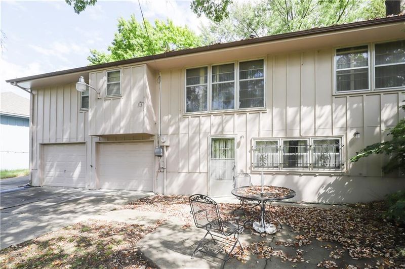 8431 E 56th Ter, Kansas City, MO 64129